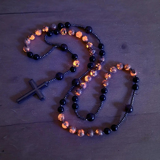 Rožni venec iz naravnega obsidiana in yooperlita, zaščitni zdravilni kristal, ki reagira na UV svetlobo